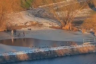 Děti na Mělnicku zkoušely sílu ledu, hazard zachytila kamera - Novinky